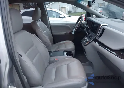 2015 Toyota Sienna Xle 7 Passenger z USA, uszkodzony, nr VIN 5TDDK3DC8FS104016